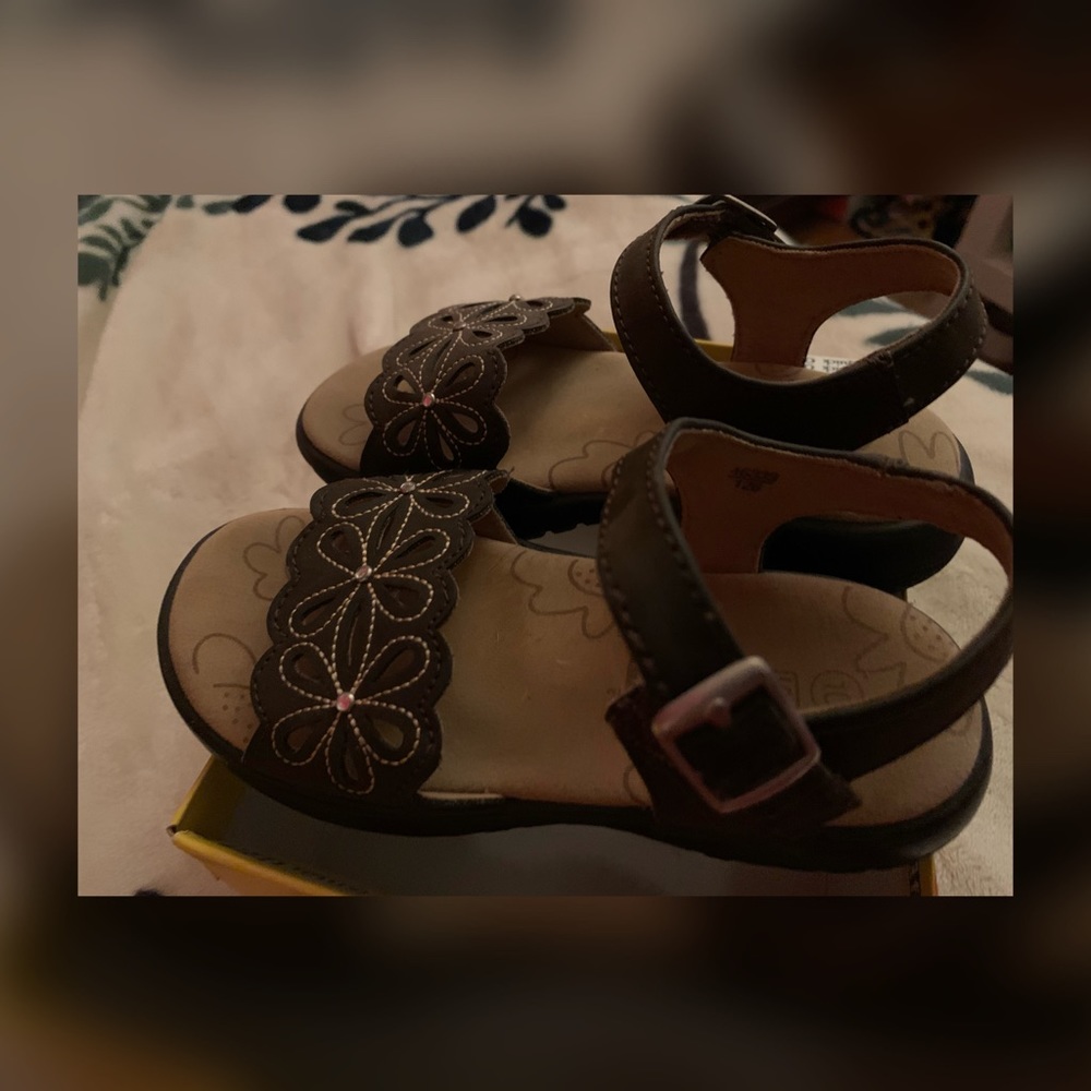 Size 10 sandals in big kids. (Toddler)